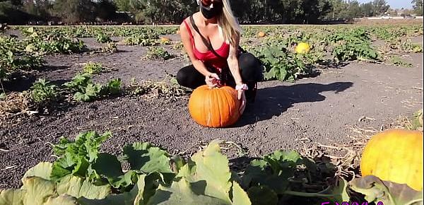  Blond babe flashes in corn maze